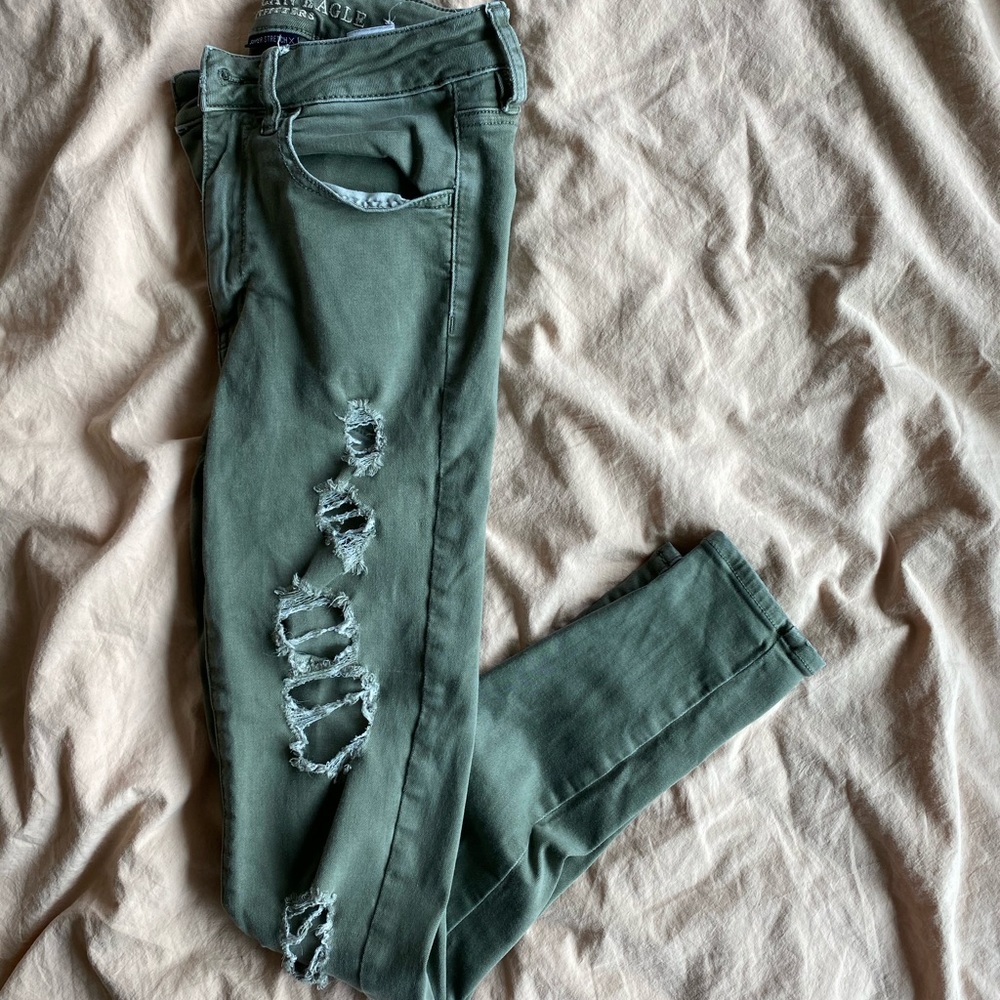 AMERICAN EAGLE DISTRESSED JEAN